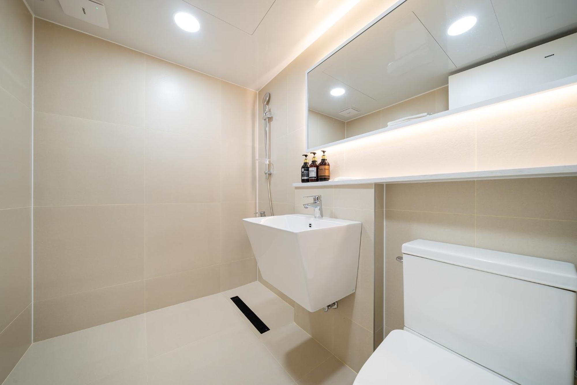 Mono Hotel Suwon Exterior foto